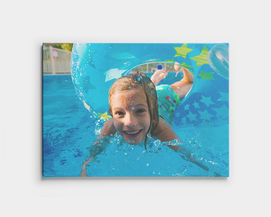 Foto op canvas met een kind dat onder water zwemt in een zwembad.