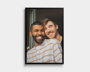 Staande foto van twee lachende mannen, canvas in zwarte lijst.