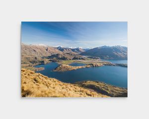 Foto op aluminium van een landschap met bergen en een meer.