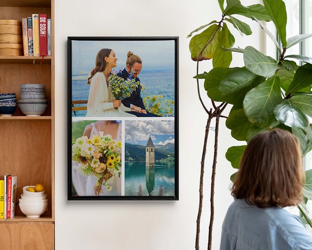 Een ingelijste fotoafdruk van een collage met trouwfoto's aan een muur.