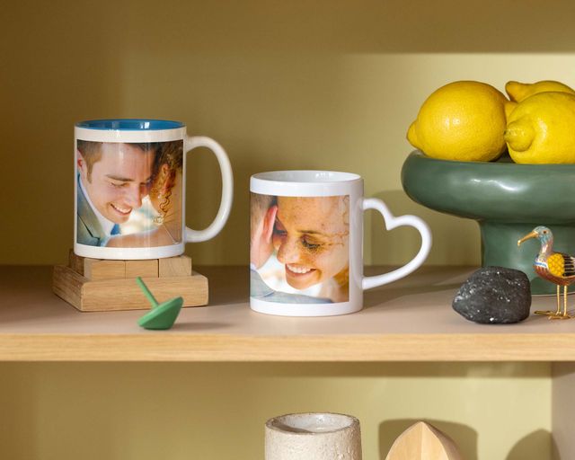 Twee gepersonaliseerde mokken met trouwfoto's, waarvan één met een hartvormig handvat.