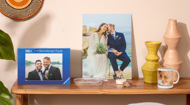 Gepersonaliseerde huwelijkscadeaus van albelli: wanddecoratie, een mok en een puzzel.