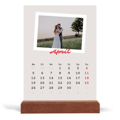 Bureaukalender met houten standaard  — Karmijnrode handtekening [April]