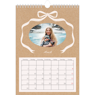 Fotokalender A4 (20 x 30 cm) — Kraft en strik [Maart]