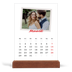 Bureaukalender met houten standaard  — Karmijnrode handtekening [Maart]