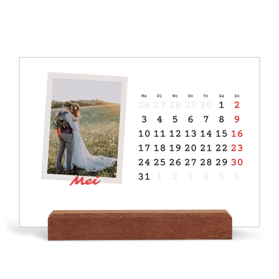 Bureaukalender met houten standaard  — Karmijnrode handtekening [omslag]
