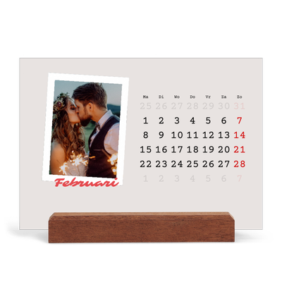 Bureaukalender met houten standaard  — Karmijnrode handtekening [Februari]