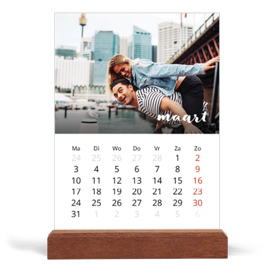 Bureaukalender met houten standaard  — Schuingedrukte letters [Maart]
