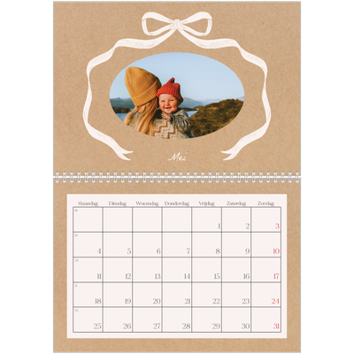 Fotokalender A4 Dubbel (30 x 40 cm) — Kraft en strik [omslag]
