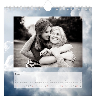 Jaarkalenders vierkant — Wolkenachtergrond [Maart]